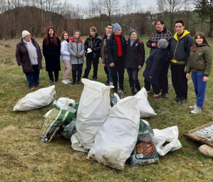 У лісі на Франківщині екоактивісти зібрали 30 мішків сміття
