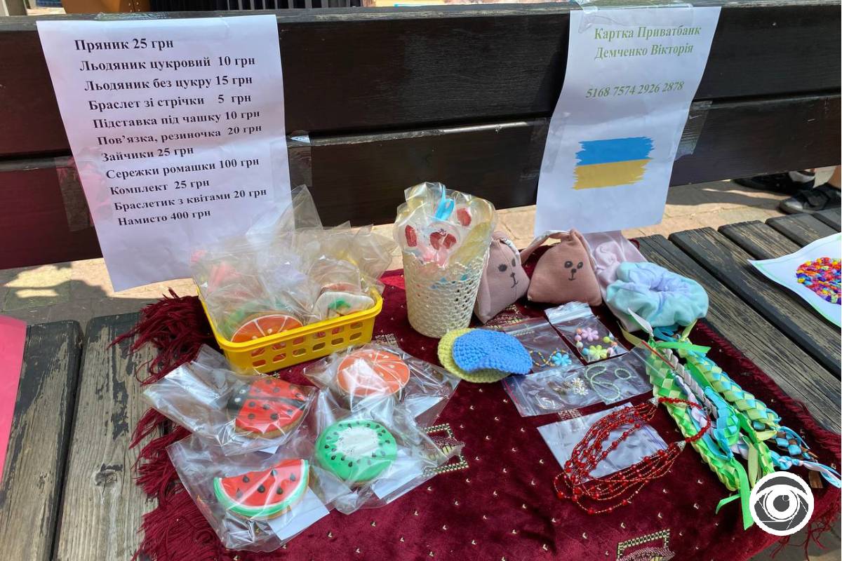 У Франківську дітки продавали виготовлені власноруч речі на підтримку ЗСУ