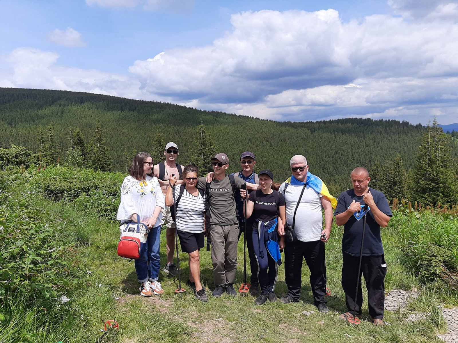 Незрячі прикарпатці підкорили найвищу гору України