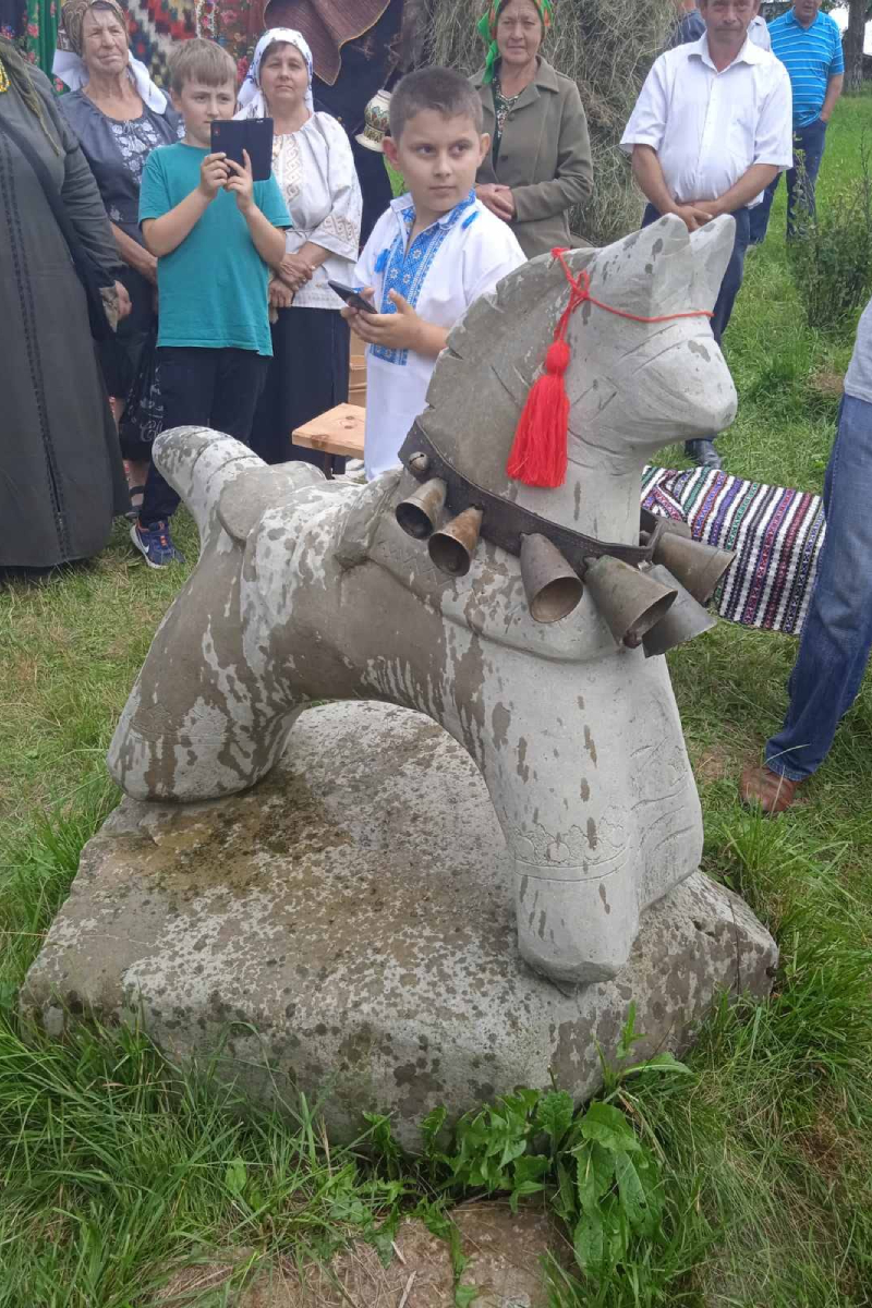 У селі на Косівщині відкрили перший у світі пам’ятник сирному конику