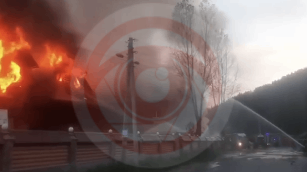 пожежники гасять вогонь в селі Красноїлля