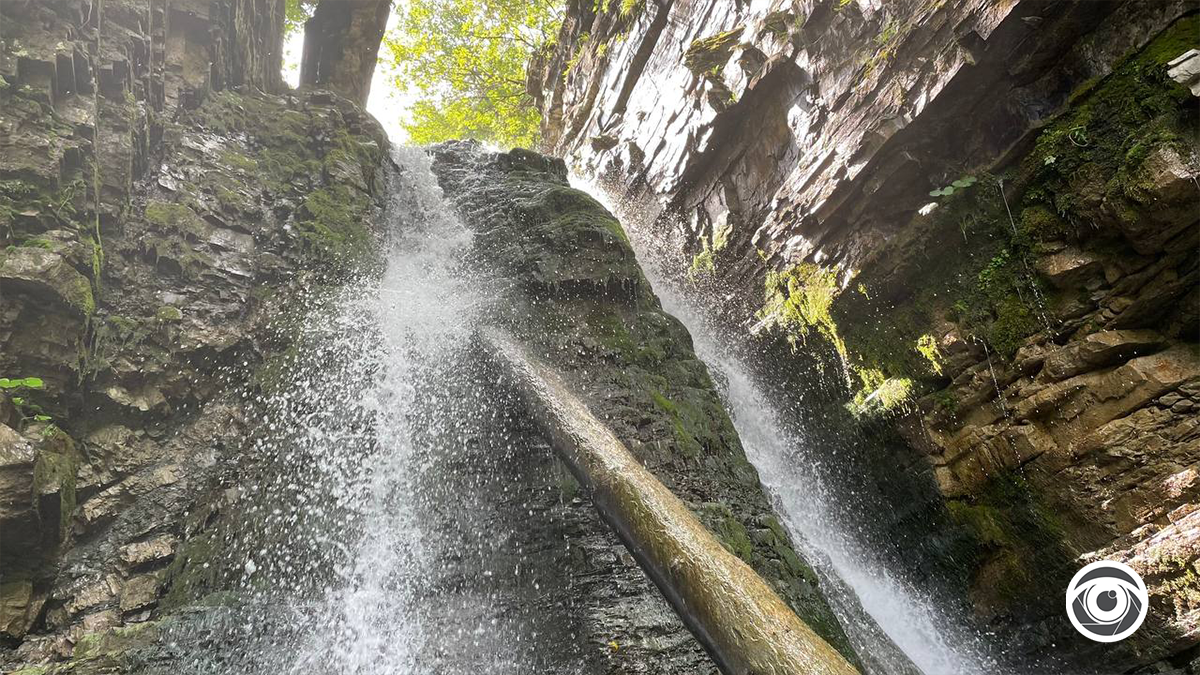 alt="Бухтівецький водоспад — холодна краса від якої перехоплює подих"