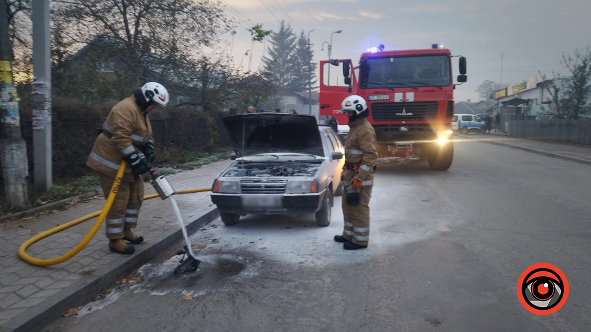 У Городенці горів автомобіль: на місці працювали рятувальники