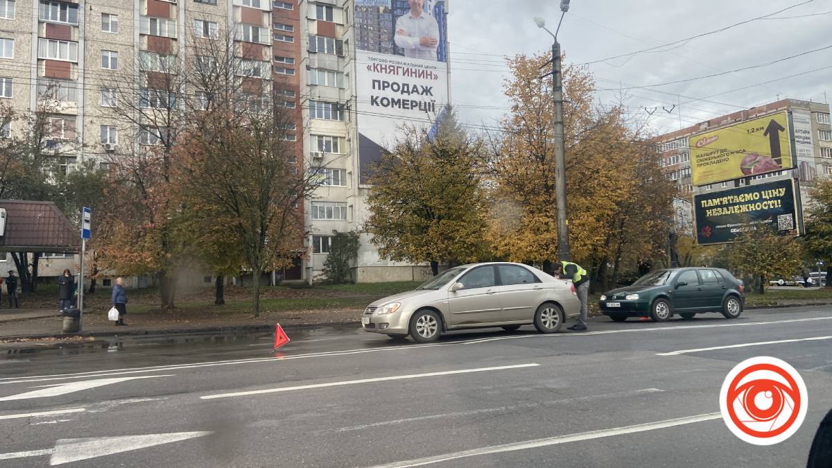 На вулиці Івасюка ДТП: зіштовхнулися два автомобіля