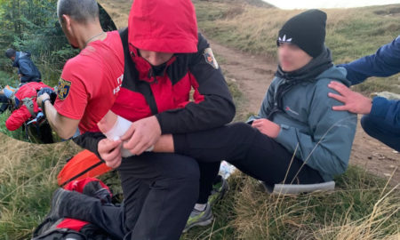 Травмували ногу: рятувальники двічі допомагали людям в горах
