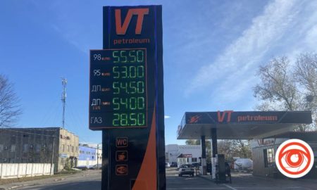 Щотижня, ми перевіряємо вартість пального на заправки міста. Загалом ціна лишилася без змін, лише на АЗС VT Petroleum, ціна на бензин знизилась на 1 гривню.