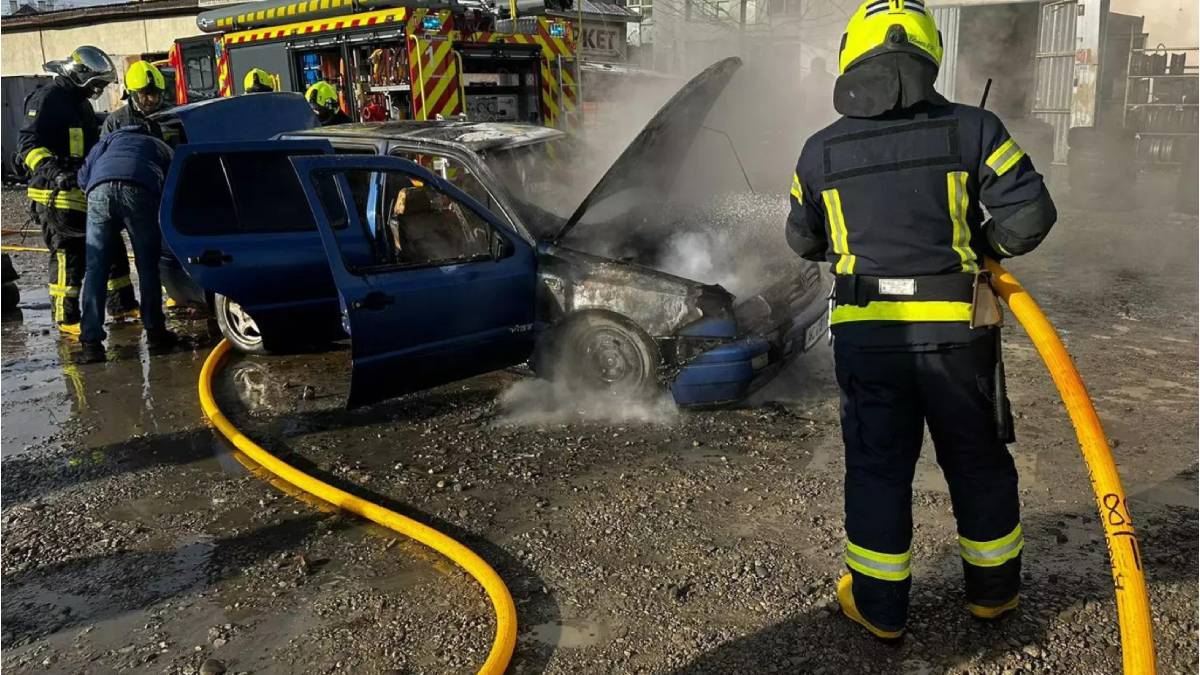 Рятувальники ліквідували пожежу автомобіля в Івано-Франківську