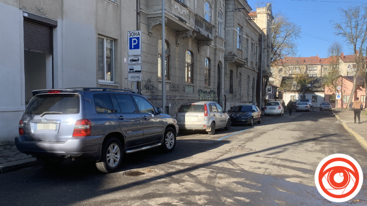 Як у Франківську працює новий паркувальний майданчик
