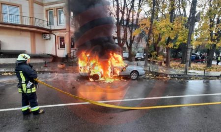 На Прикарпатті зранку спалахнула автівка