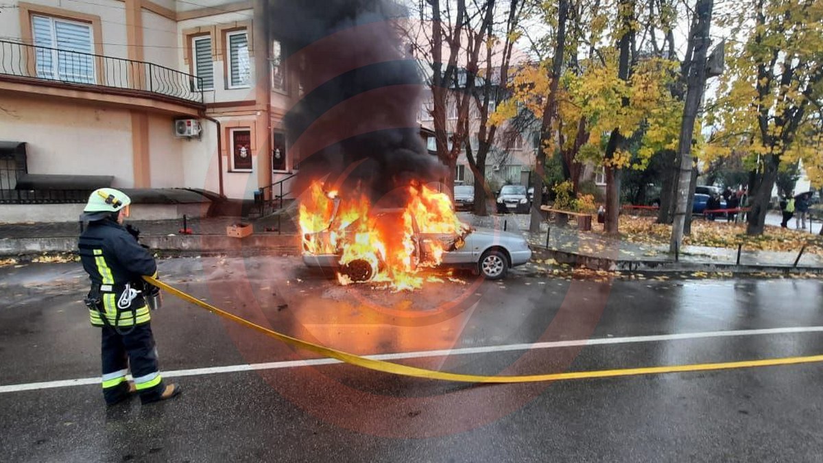 На Прикарпатті зранку спалахнула автівка