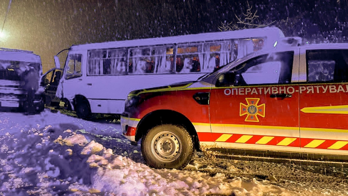 На Тернопільщині франківський рейсовий автобус зіштовхнувся зі швидкою