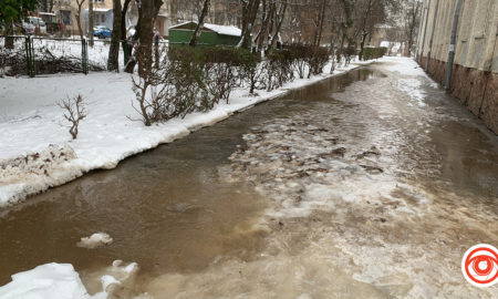 У Франківську біля школи стався прорив водопроводу