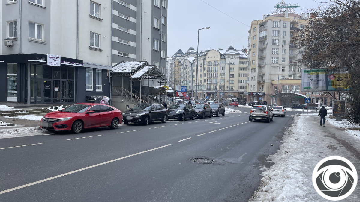 Для однієї з вулиць Івано-Франківська витратять 55 000 грн, аби обмежити парковку автівок