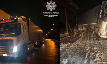 В Івано-Франківську вантажівка з'їхала в кювет. Витягали поліцейські