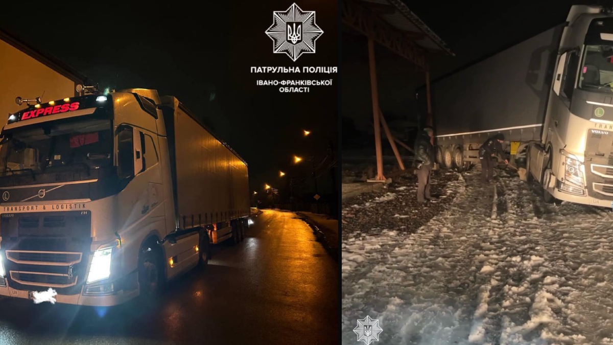 В Івано-Франківську вантажівка з'їхала в кювет. Витягали поліцейські