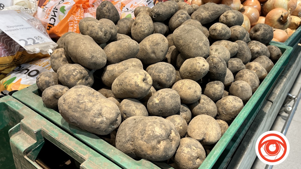У магазинах та на ринках Івано-Франківська стрімко дорожчає картопля.