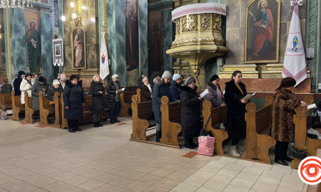 Мамина молитва — найсильніша: понад 100 жінок в Івано-Франківську одночасно молилися за захисників України