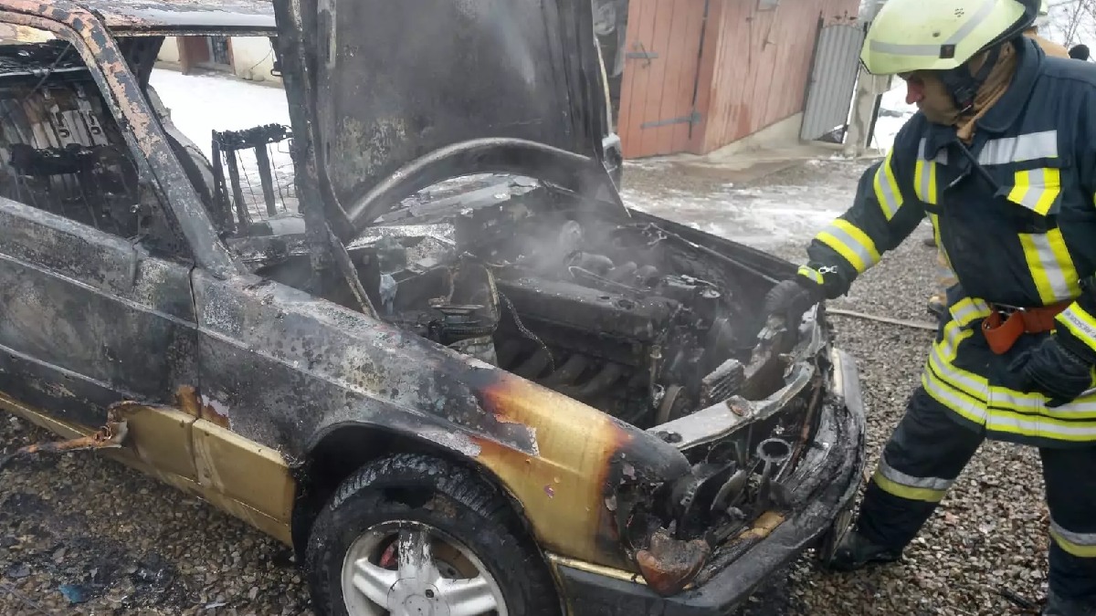 Вогнеборці ліквідували пожежу автомобіля в Косівському районі