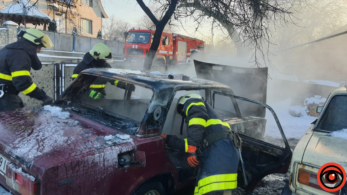 У Снятині горить легковий автомобіль