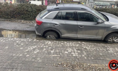 У Франківську через прорив труби автівка провалилися під землю | ФОТО