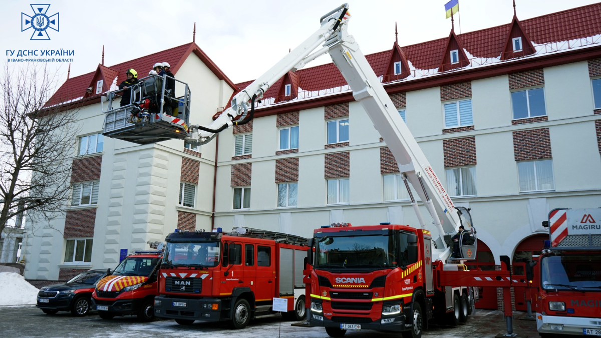 Прикарпатські рятувальники отримали техніку та спорядження з Польщі. ФОТО