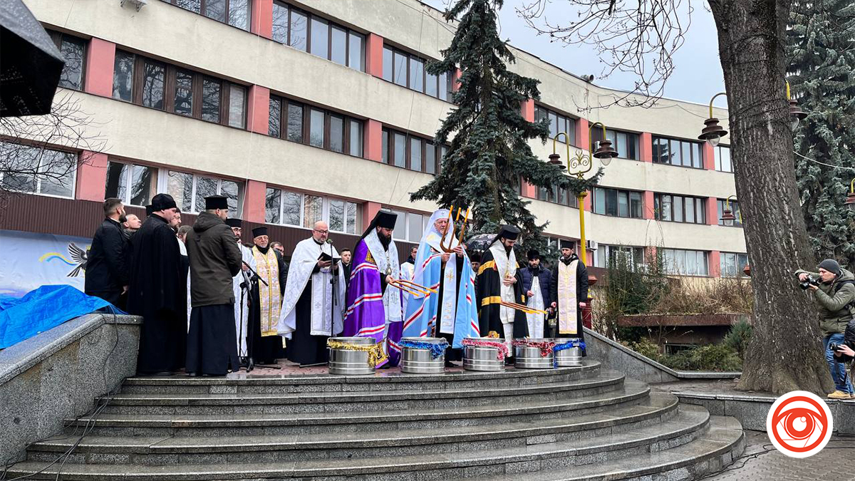 Як у Франківську освячують воду на Водохреща | фоторепортаж