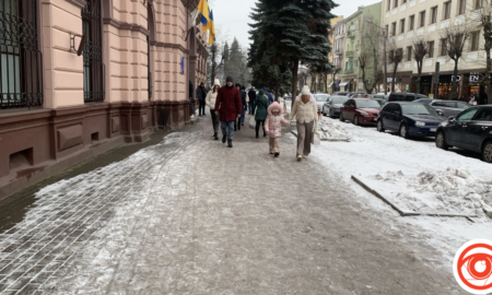 Суне сніг. Чи справляться у Франківську і розчистять тротуари?