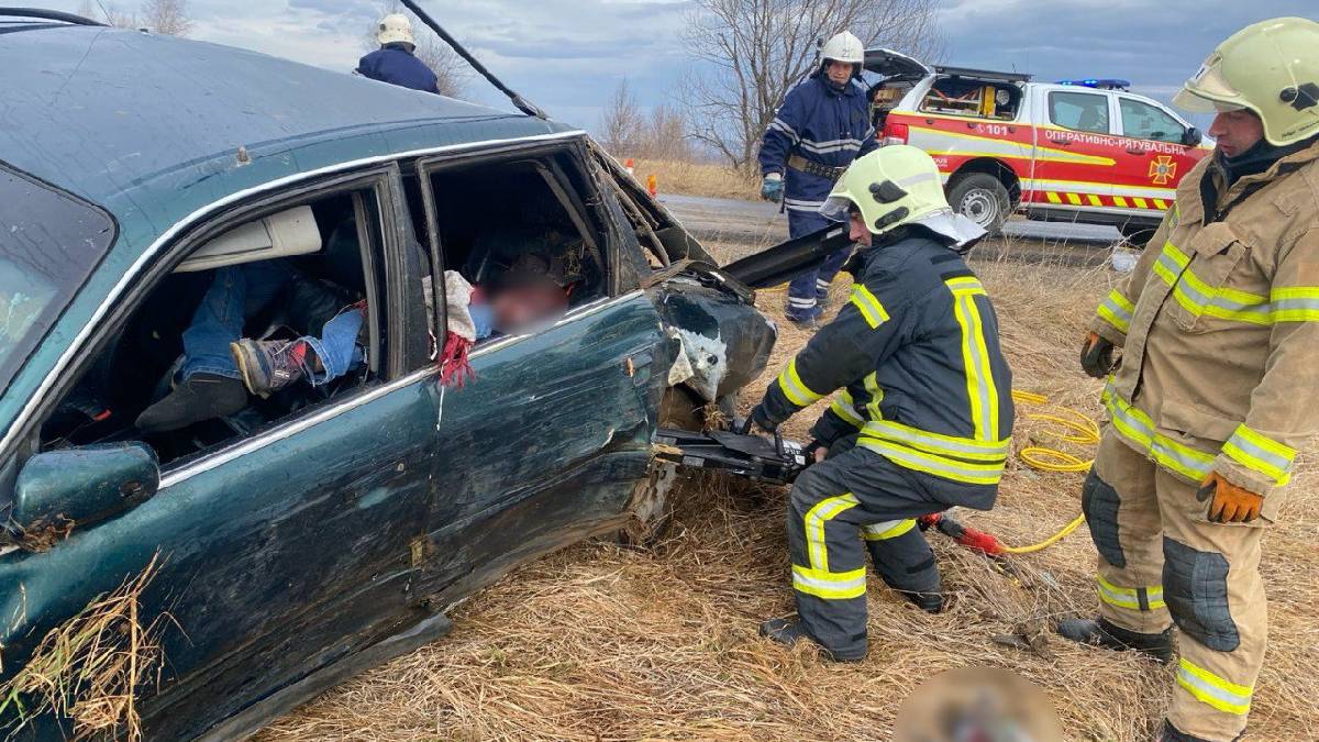 Рятувальники деблокували загиблу. Наслідки ДТП на Надвірнянщині