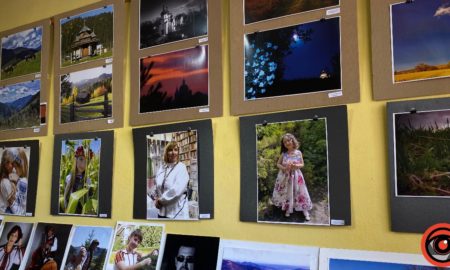 У Надвірнянській бібліотеці відбулось відкриття фотовиставки "Світ у світлинах"