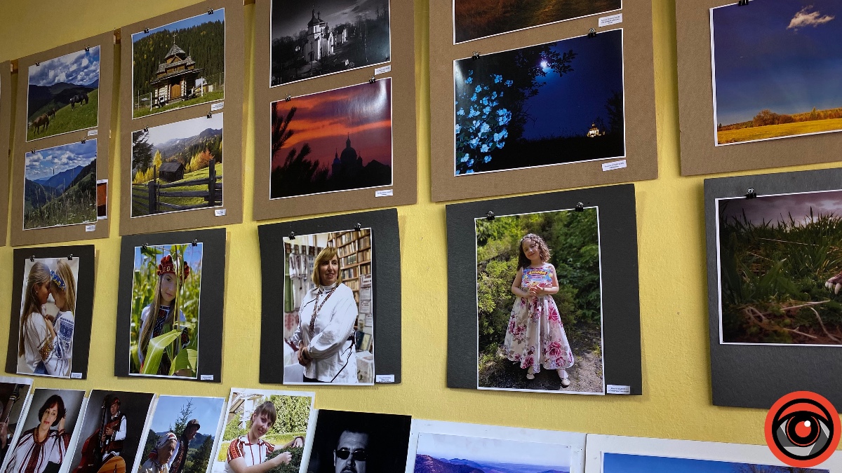 У Надвірнянській бібліотеці відбулось відкриття фотовиставки "Світ у світлинах"