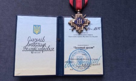 Воїн з Івано-Франкіщини отримав нагороду "Золотий хрест" від Залужного