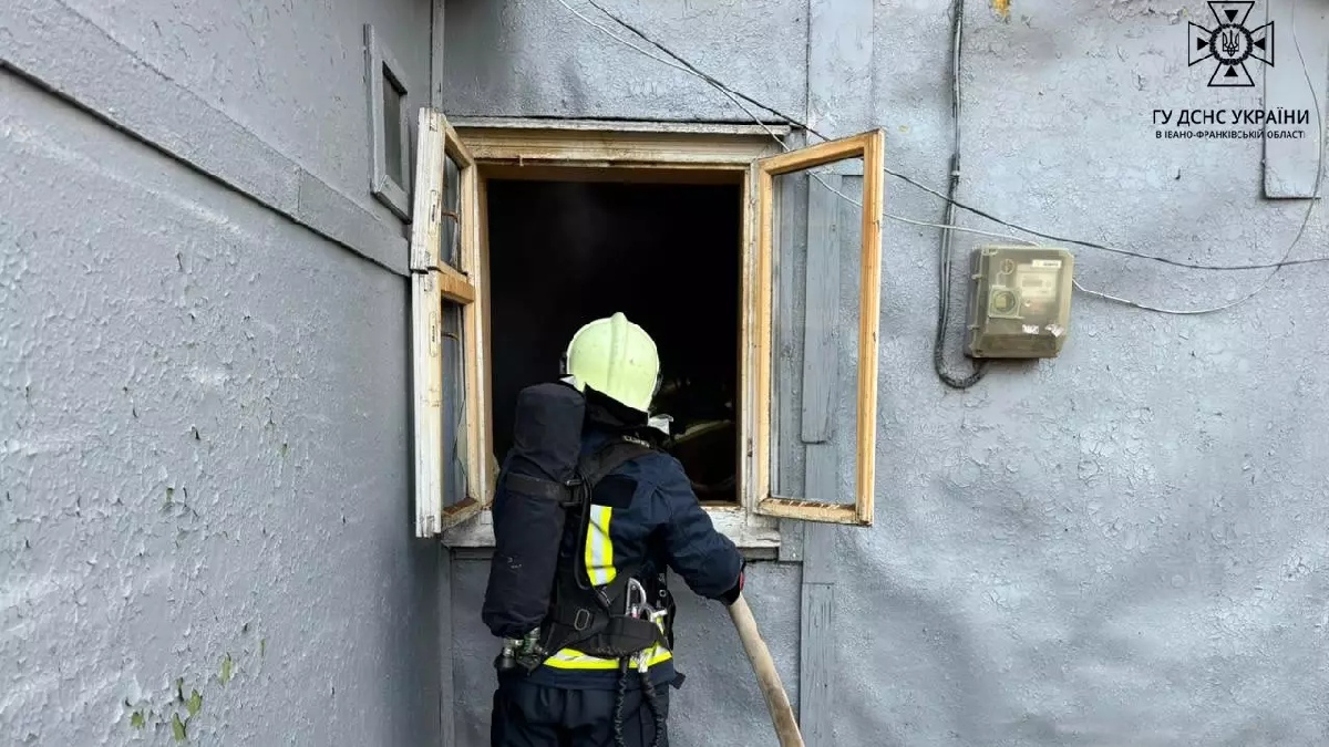 На Калущині горів будинок: рятувальники виявили тіло чоловіка всередині
