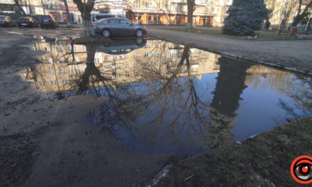 У Франківську затопило парковку. Що відомо?