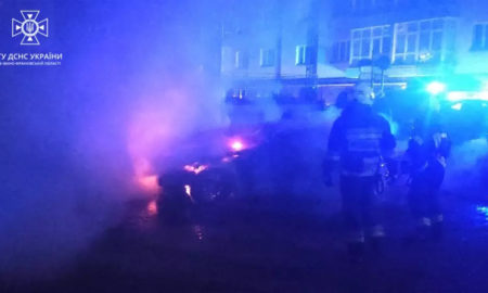 У Франківську серед ночі загорівся автомобіль