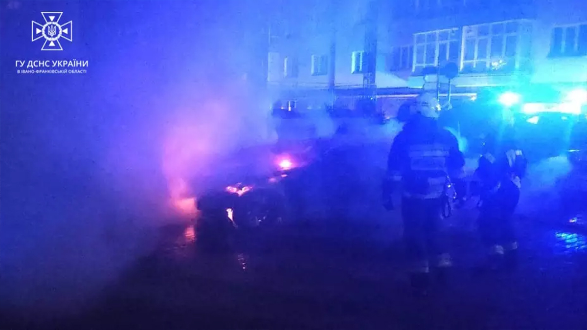 У Франківську серед ночі загорівся автомобіль