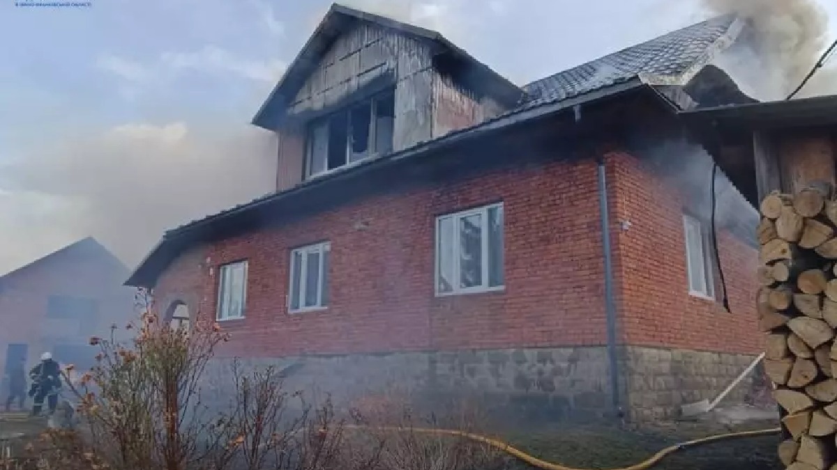 На Івано-Франківщині горів будинок: пожежа охопила 60 метрів квадратних