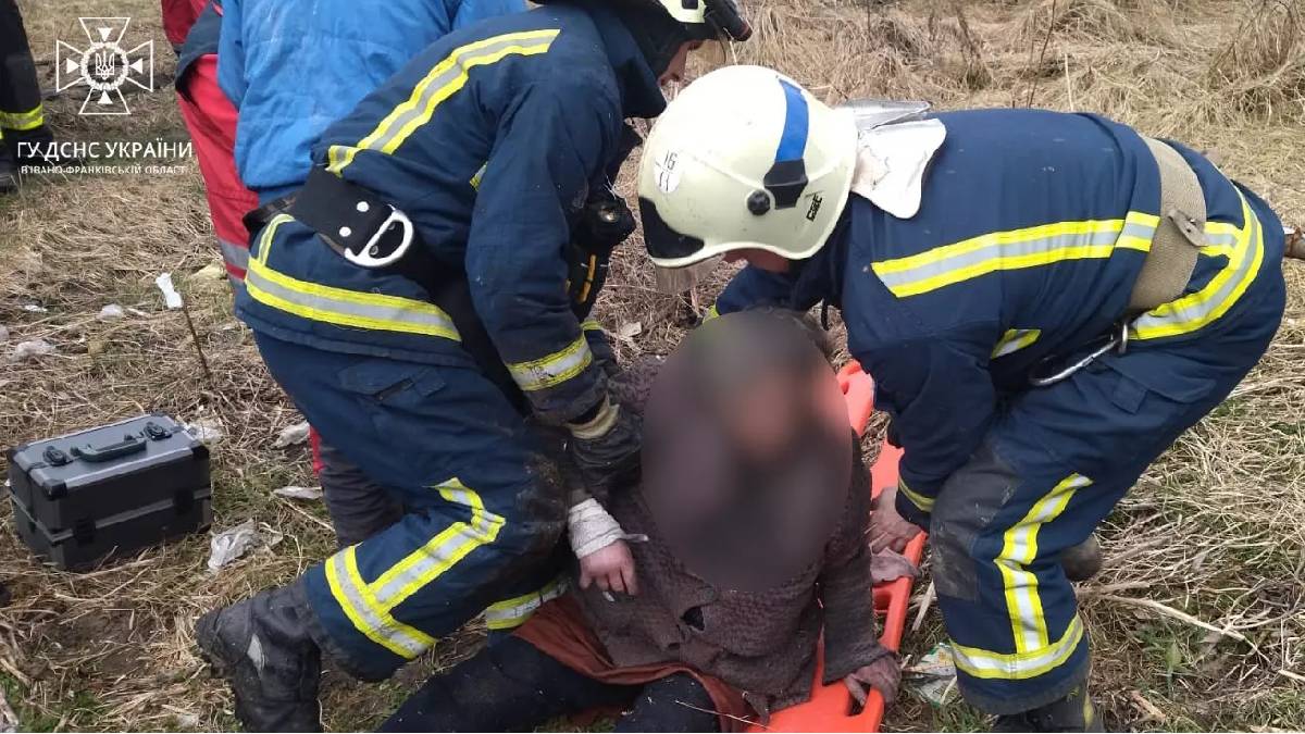 Ледь не згоріла живцем: На Рогатинщині на пожежі врятували 79-річну жінку