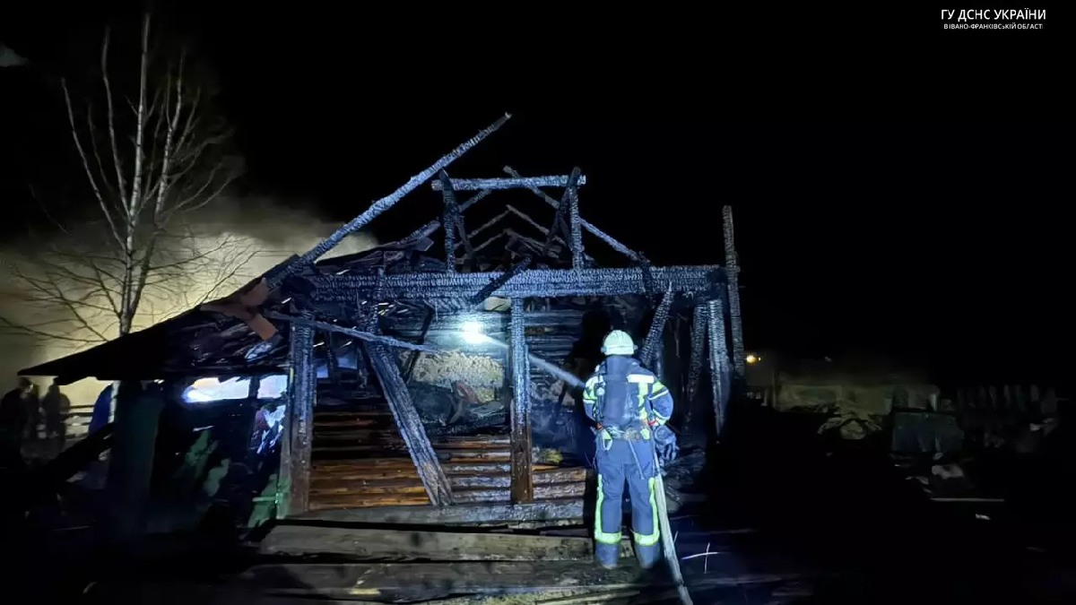 Масштабна пожежа на Прикарпатті: господарська будівля перетворилася на згарище
