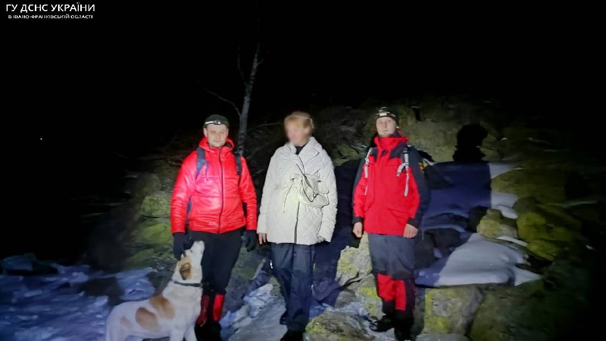 Прикарпатські рятувальники допомогли туристці, яка заблукала в горах