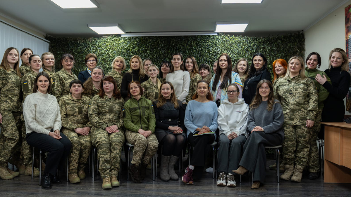 Військовослужбовиці отримали перші коплекти жіночої військової форми