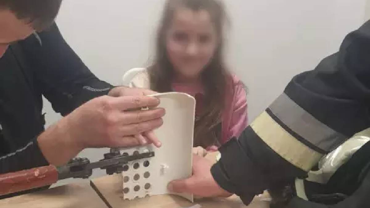 Пальці застрягли в кріслі. Рятувальники допомогли 6-річній дівчинці зі Снятина