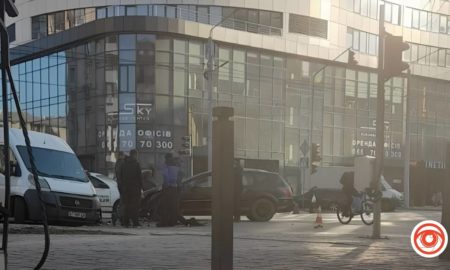 Від зіткнення відірвало колесо: ДТП в Івано-Франківську на Бельведерській