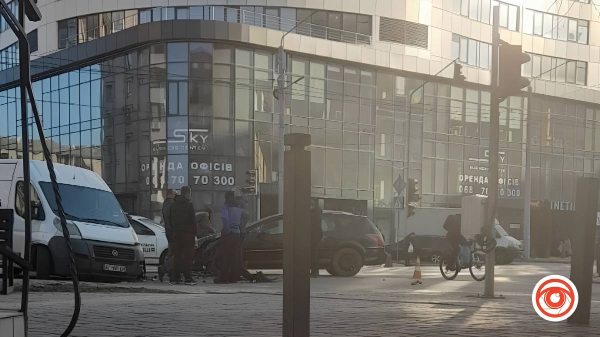 Від зіткнення відірвало колесо: ДТП в Івано-Франківську на Бельведерській