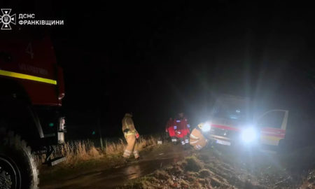 На Прикарпатті автомобіль швидкої допомоги застряг на дорозі