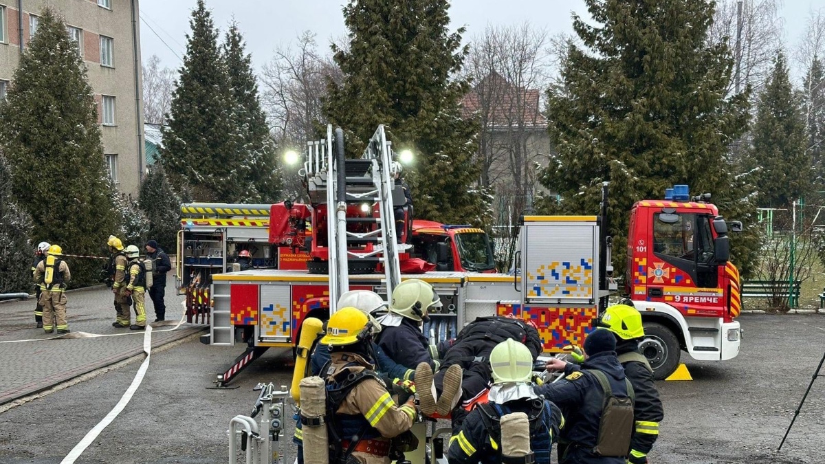На базі Надвірнянського коледжу відбулися тренування гасіння пожеж