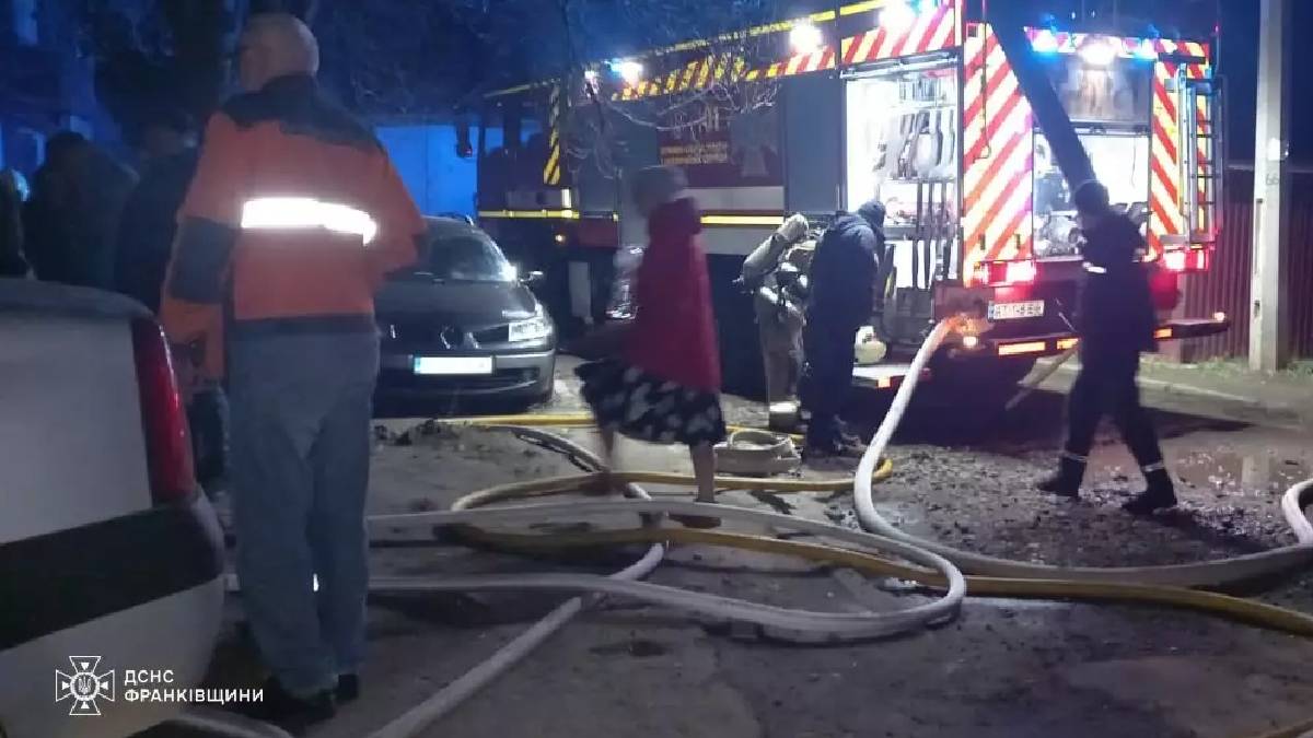5 людей евакуювали коломийські рятувальники під час пожежі в багатоповерхівці