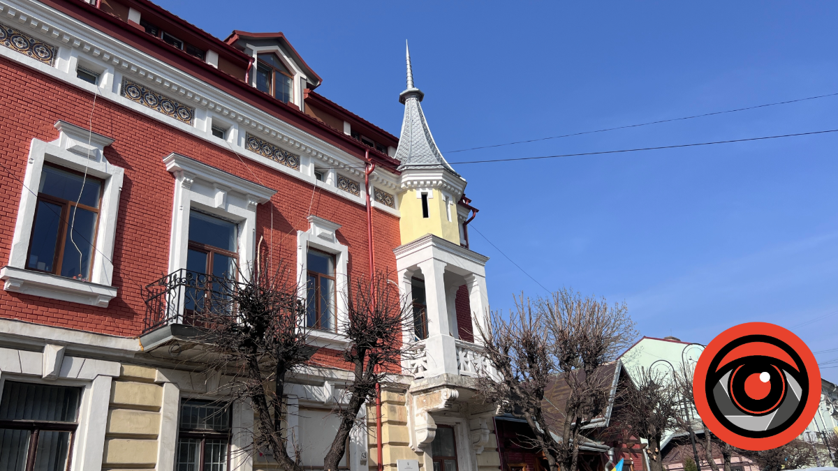 Білий балкон