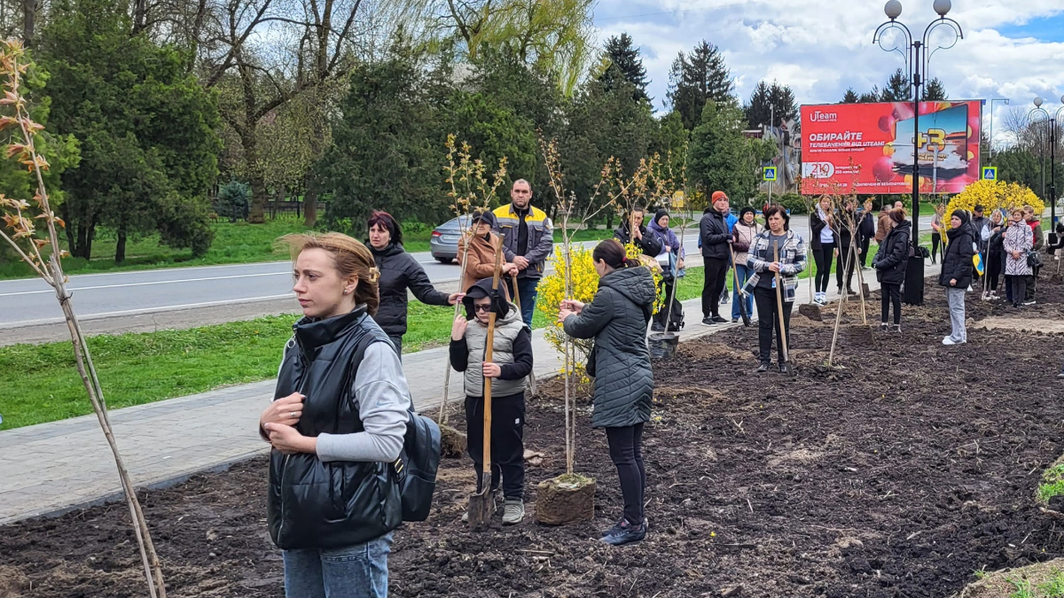 У пам'ять про загиблих захисників. На Прикарпатті посадили алею сакур