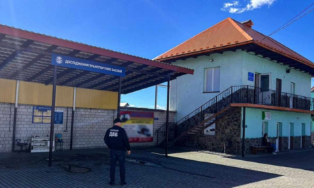 Допомагала ввозити авто із закордону: працівниці Експертного центру МВС на Прикарпатті повідомили про підозру