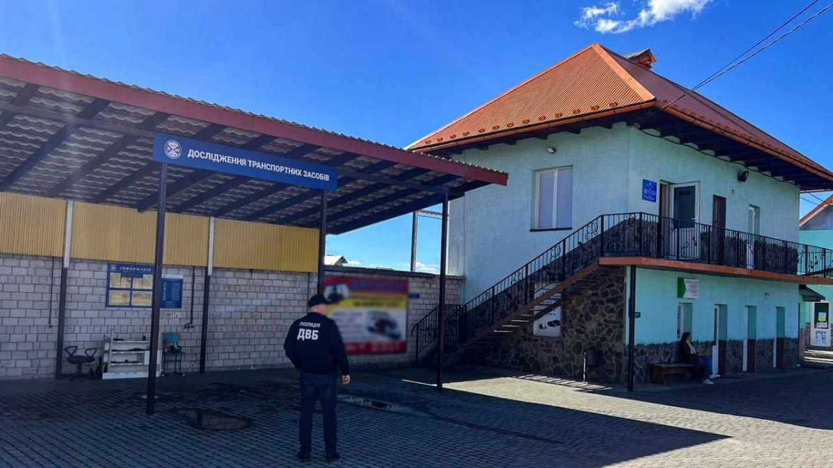 Допомагала ввозити авто із закордону: працівниці Експертного центру МВС на Прикарпатті повідомили про підозру